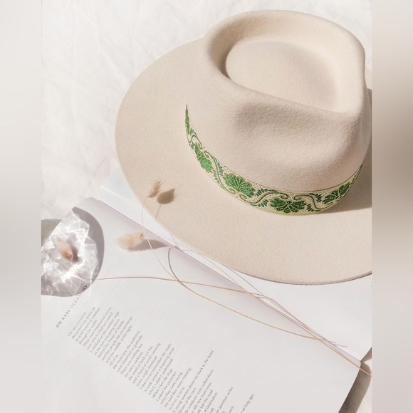NWT Brand New In Box White Beverly Boho Floral Banded Wool Wide Brim Hat Fedora